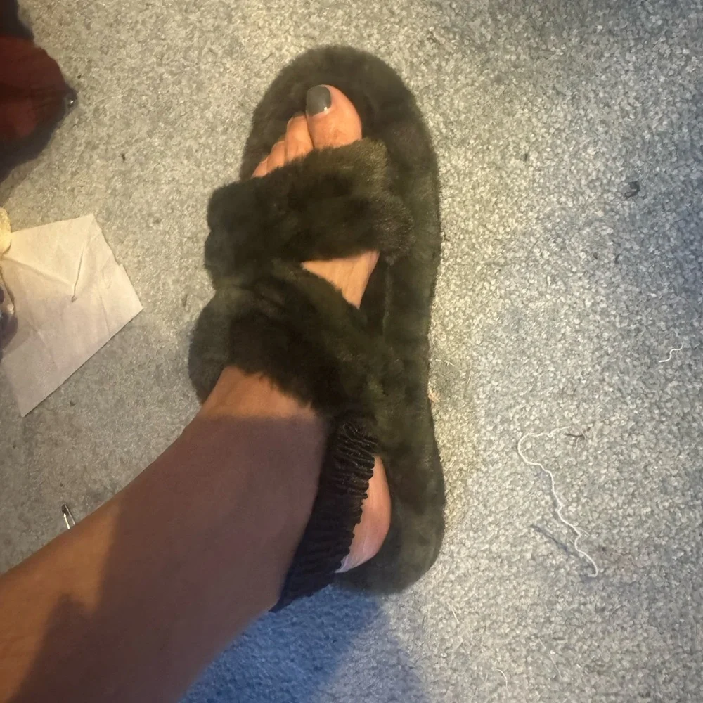 Array size 8 soft and cozy cheetah olive green and black sandals/slippers - Picture 3 of 5